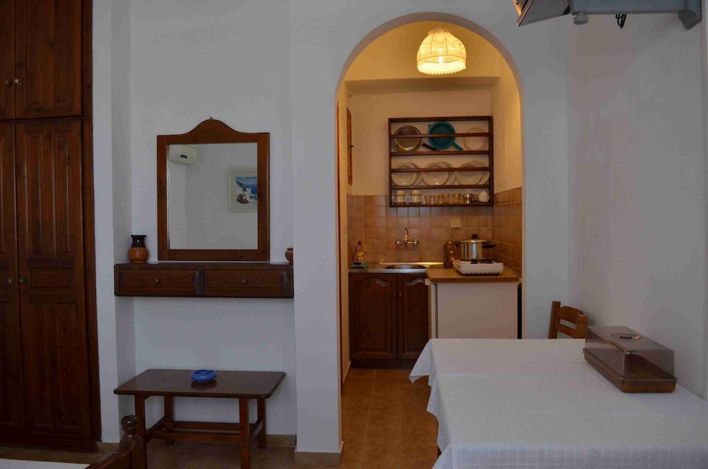 Casper'S Studios Piso Livadi Room photo