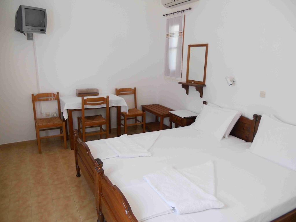 Casper'S Studios Piso Livadi Room photo